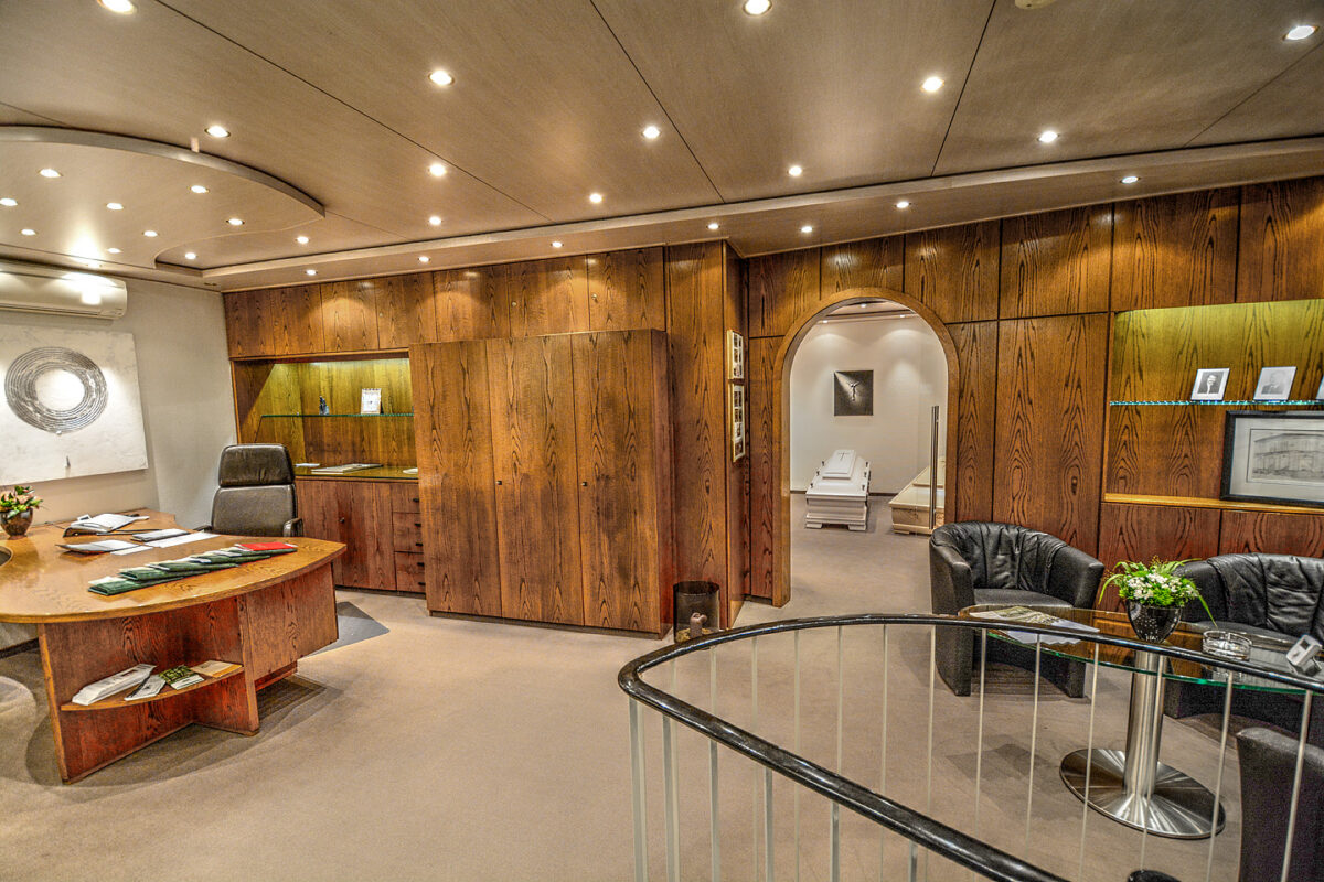 Beratungsraum mit Holzwänden und Sitzgelegenheiten.